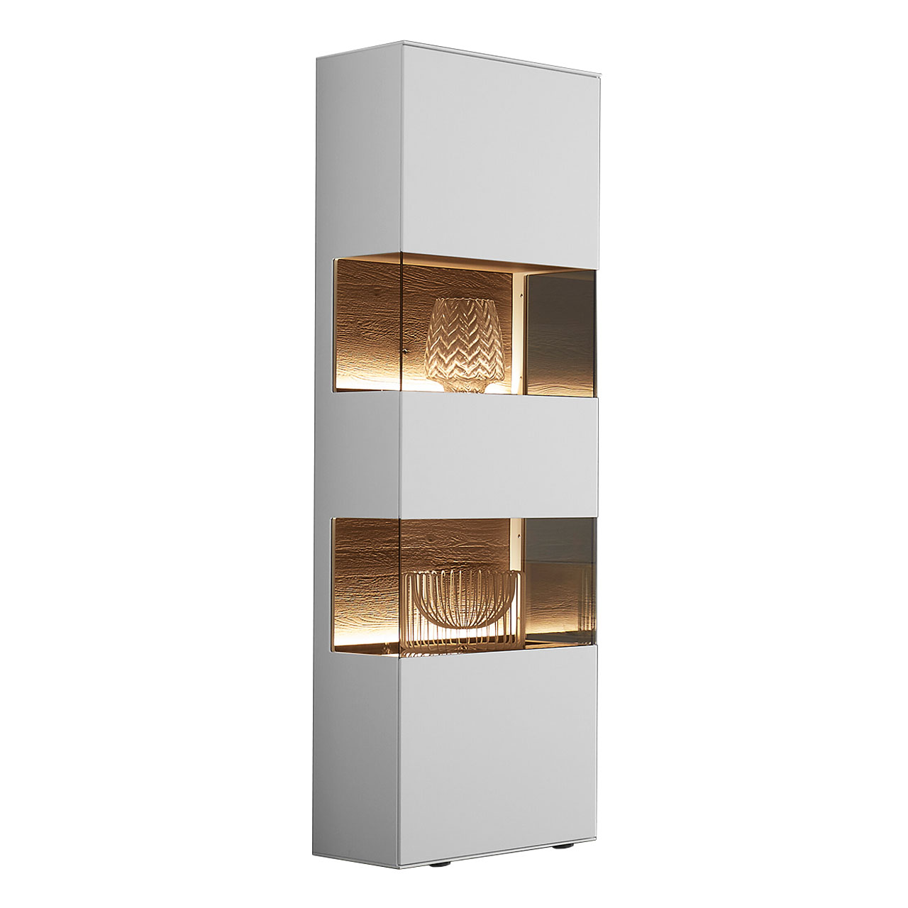 Moderne Standvitrine aus weiß lackierter massiver Birke mit zwei beleuchteten Glasausschnitten und strukturierter Holzrückwand in dunkler Kerneiche.
