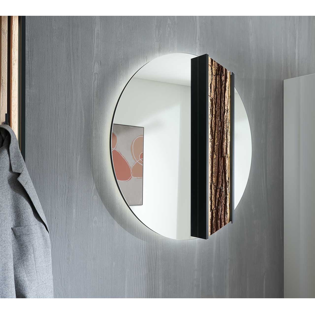 Hartmann SALVO Garderoben - Wandspiegel 8550G-5094 re. - mit Baumrinde Seitenansicht eines runden Wandspiegels, rechts mit Rinden-Akzent eingefasst in einen anthrazitfarbenen Metallrahmen.