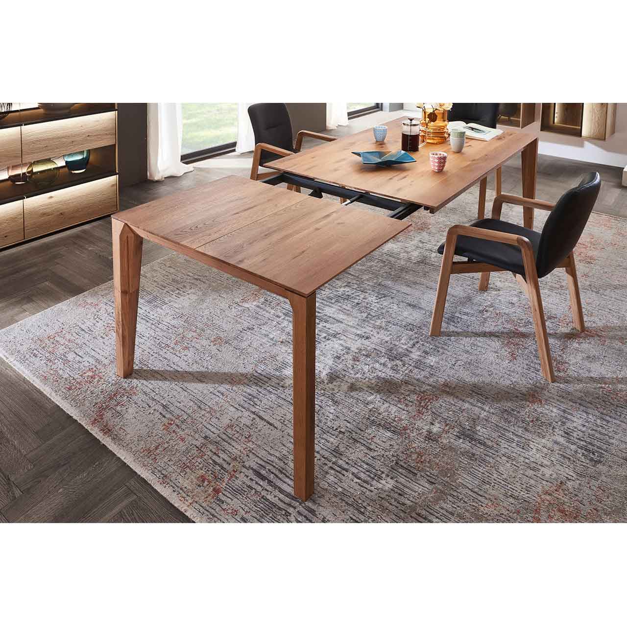 Ausziehfunktion des Holz-Esstisches