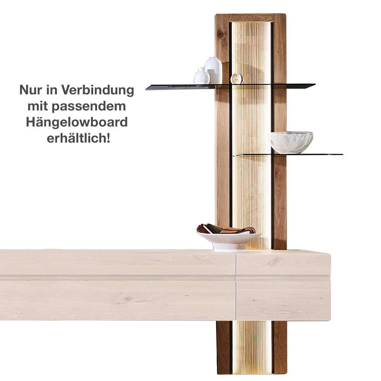 Hartmann VIDA - Aufsatzpaneel rechts 8630-0102 - Kerneiche Natur Hohes Wandpaneel aus massiver Kerneiche Natur mit edler geschroppter Rückwand und zwei Glasböden. Als Aufsatz und nur in Verbindung mit einem VIDA Hängelowboard erhältlich.