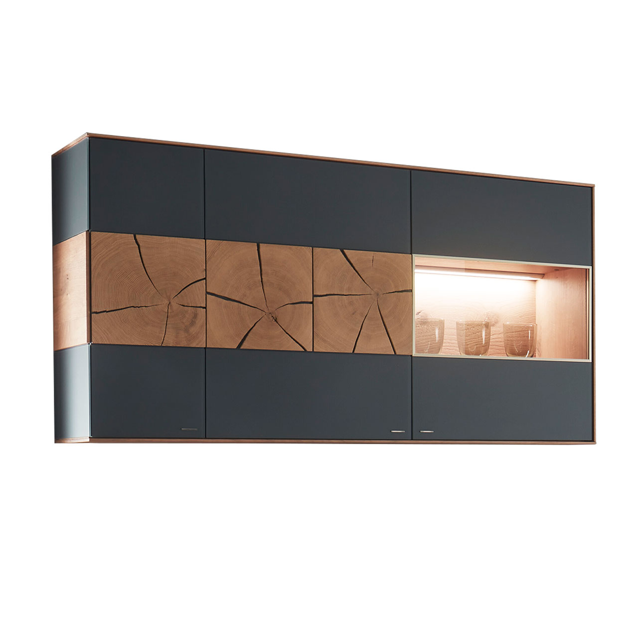 Moderne Hängevitrine aus massiver Kerneiche Umato mit Mattglas anthrazit Front, mit einer Holztür mit dekorativer Hirnholz Applikation aus drei rechteckigen Hirnholzscheiben und einer Glastür. 