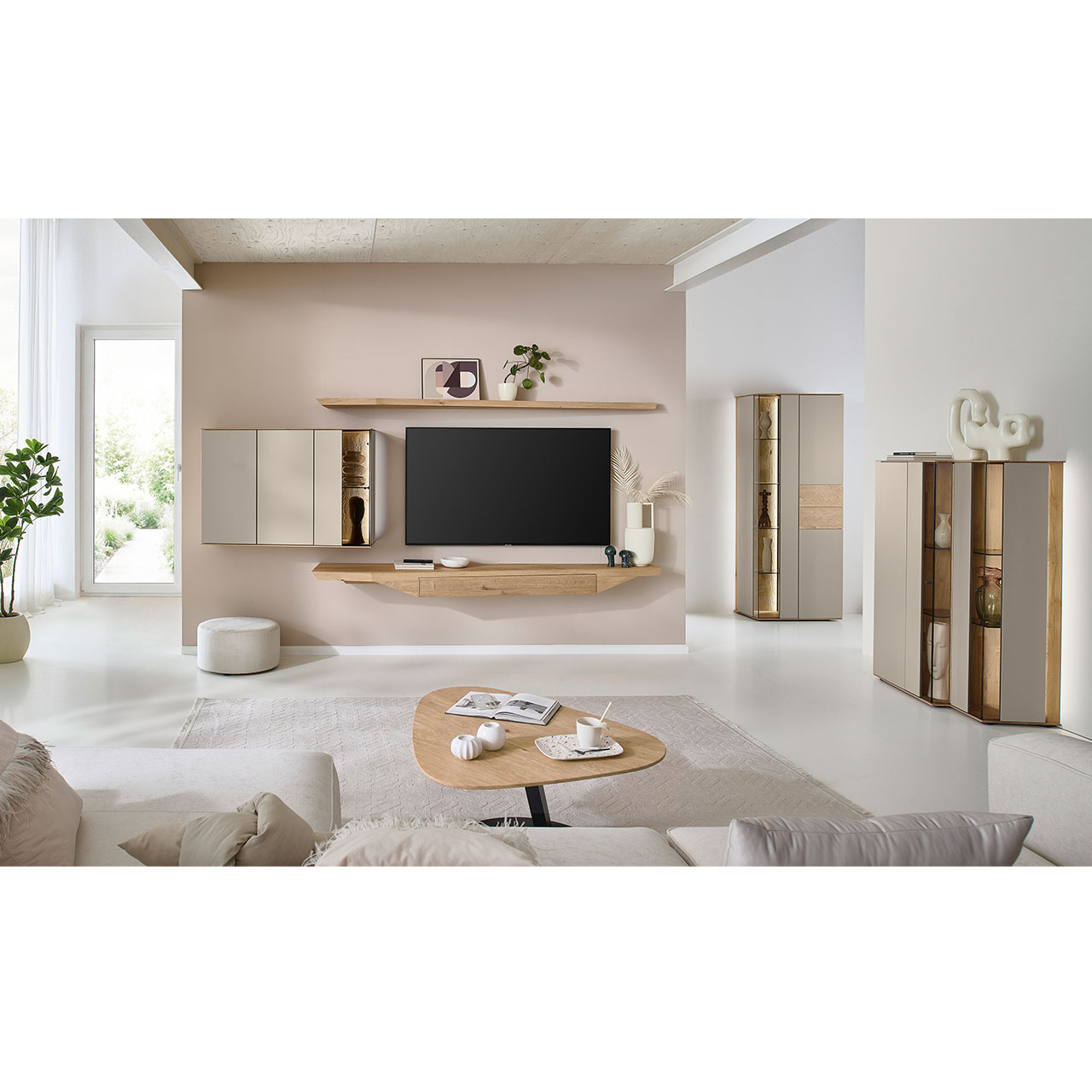 Wohnzimmer mit moderner Massivholzwohnwand mit Lack Sand bestehend aus Hängelowboard, Hängevitrine und Wandboard - im asymmetrischen Design. Rechts passendes Highboard mit Glastüren, davor asymmetrischer Beistelltische aus Holz.