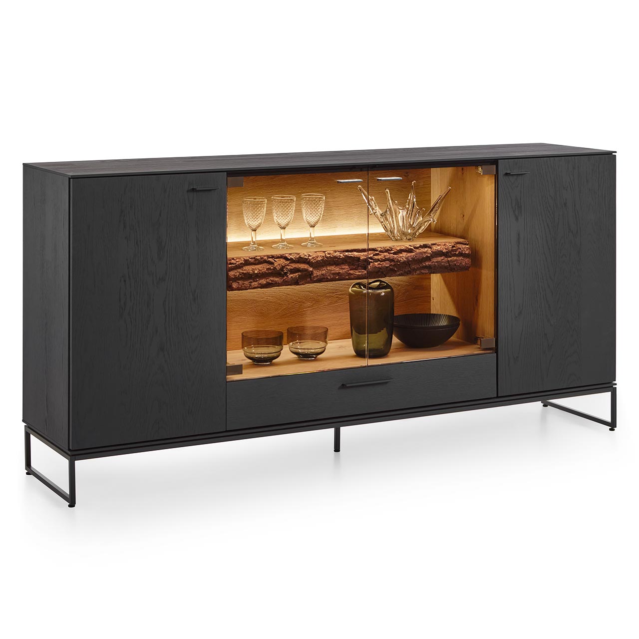 Hartmann RUNA - Sideboard 8410-4193 auf Metallkufen - Kerneiche Natur Anthrazit gebeizt Modernes Sideboard aus massiver Kerneiche Natur, anthrazit gebeizt, mit mittigem, beleuchtetem Glasausschnitt und sichtbarem Rindenboden, auf filigranen Metallkufen in Anthrazit.