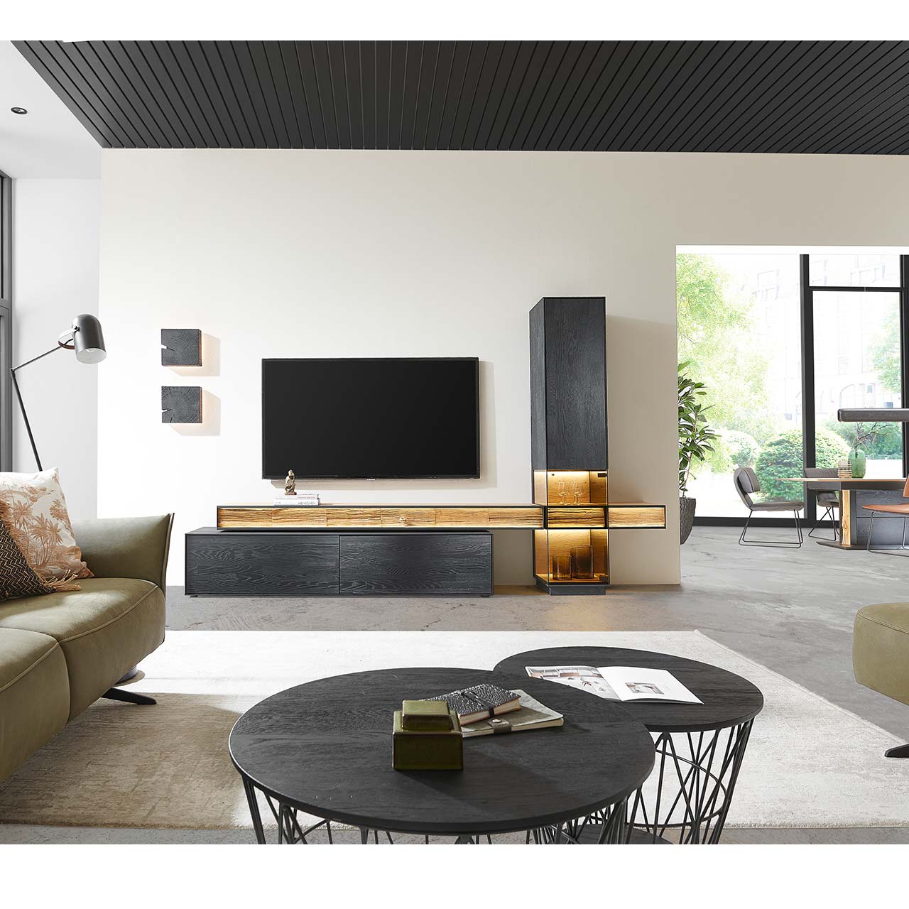 HM_KILVA_9610-1041_TV-Bru-cke_milieu_1280x1280 Moderne Wohnwand mit Materialmix aus Lack anthrazit mit Spaltholz-Akzenten und Parsolglas-Vitrinenausschnitten