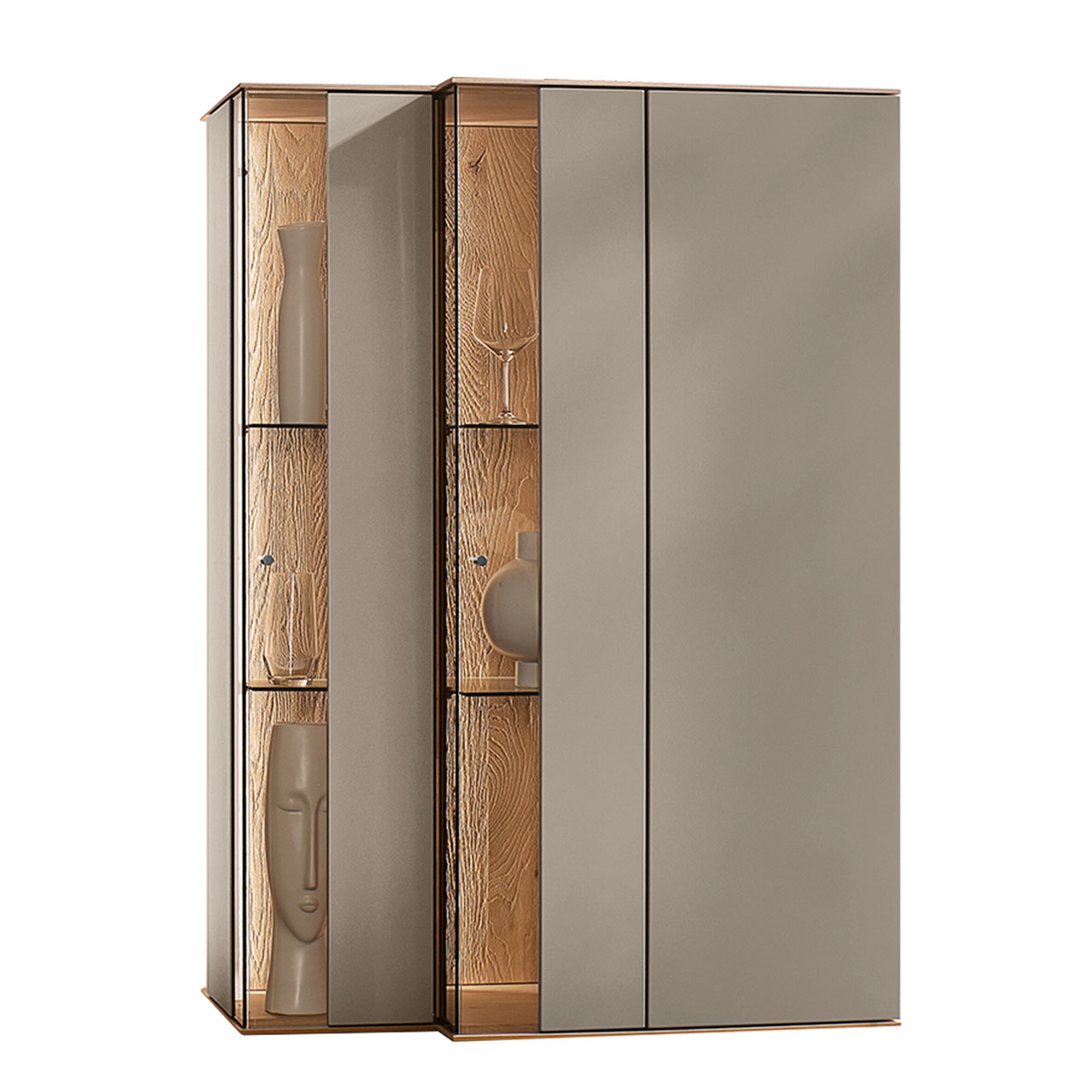 Modernes Highboard aus Kerneiche Massivholz mit Lackfronten in Sand im asymmetrischen Design. Mit zwei Glas-Lacktüren, Glasböden und edler, beleuchteter Riffholzrückwand.