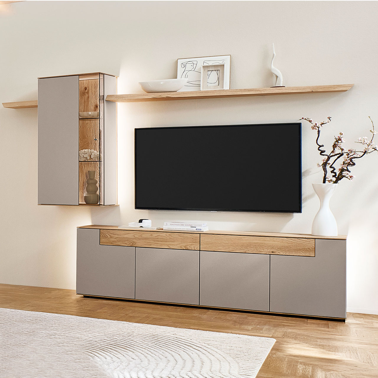 hartmann-wohnwand-SVEA_8660-V30_neu_4teilig Hartmann Möbel SVEA - Wohnkombination 8660 Nr. V30 - vierteilig - Kerneiche Natur, Lack Sand, Riffholz Moderne vierteilige Wohnwand aus massiver Kerneiche Natur mit Lack Sand und Riffholz, bestehend aus einem Lowboard mit Schubkästen, einer Hängevitrine sowie zwei Wandboarden mit Holzboden - im asymmetrischen Design.