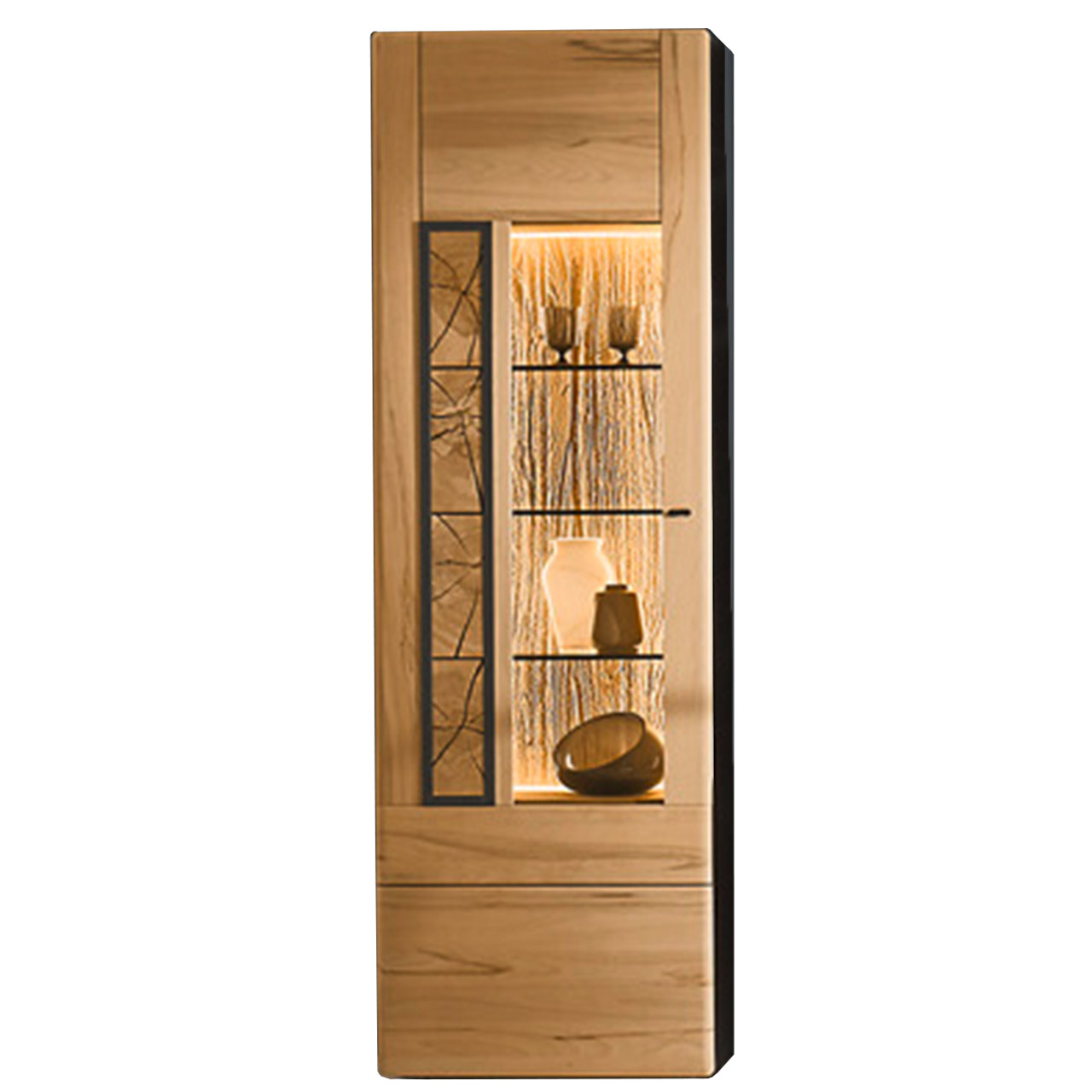 Moderne Standvitrine aus massiver Kernbuche und gebürsteter Oberfläche. Mit einer Holz -/ Glastür und dekorativen Hirnholzscheiben links. Die drei Glaseinlegeböden sind beleuchtet und setzen die darauf stehenden Gläser und Vasen perfekt in Szene.