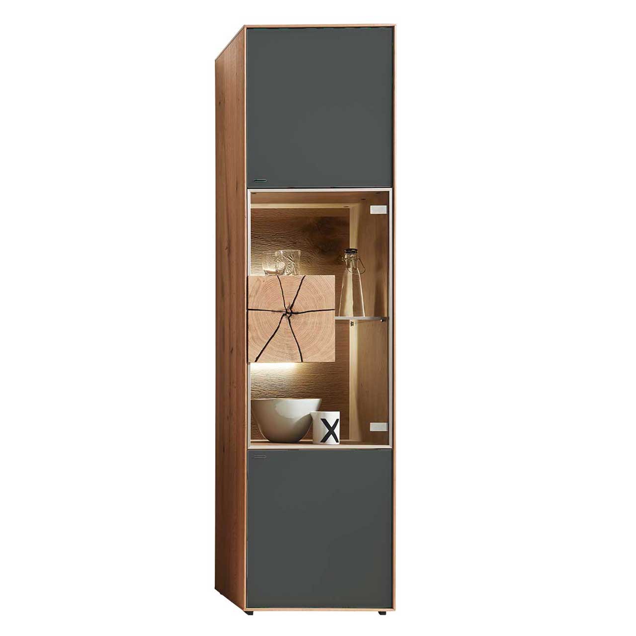 Moderne Standvitrine aus massiver Kerneiche Umato mit Mattglas anthrazit Front, mittig mit beleuchtetem Glasausschnitt, Glasboden und Hirnholzblock aus hellem Holz. 